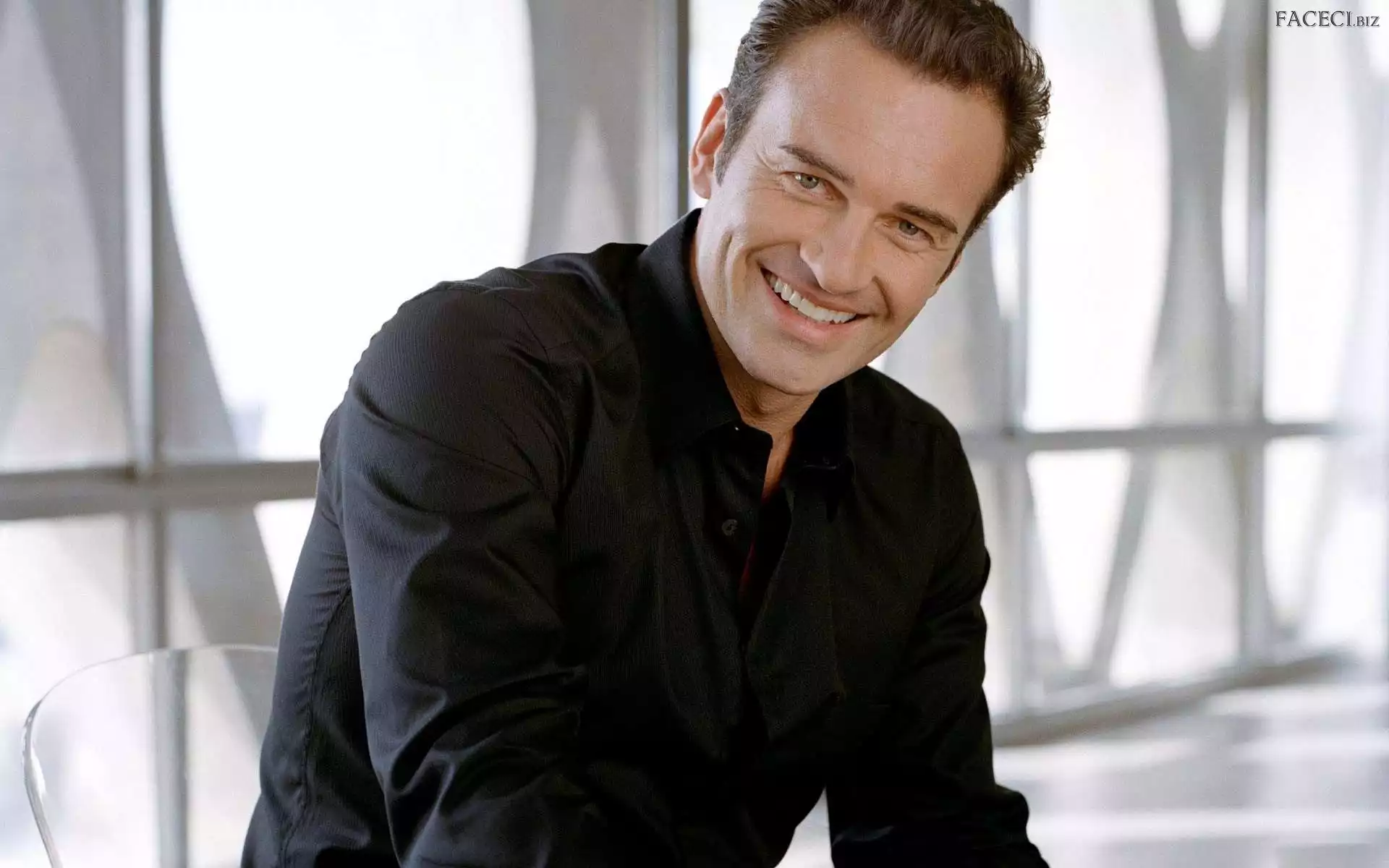 Uśmiechnięty, Julian McMahon